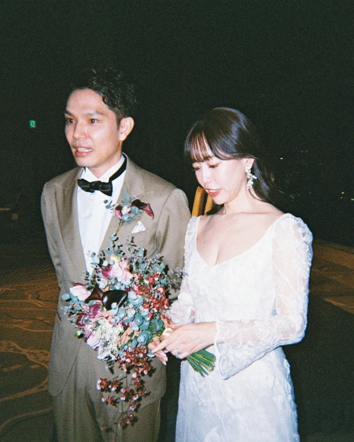 ブーケを手に並ぶ新郎新婦(T夫妻)